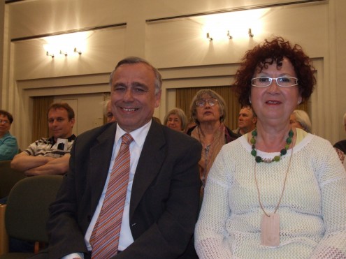 Albvereins-Präsident Dr. Rauchfuß und Gerlinde Kretschmann bei der Podiumsdiskussion "Wandern und Gesundheit"