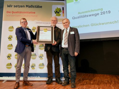 Übergabe des HW1-Zertifikats an den Schwäbischen Albverein und dem Schwäbische Alb Tourismus. Foto: Schwäbischer Albverein