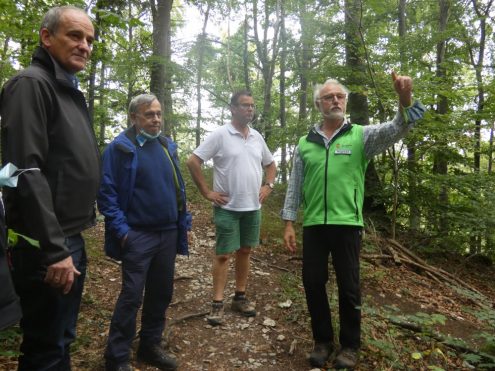 Hauptwegmeister Gerhard Stolz (r.) informiert die Teilnehmenden über die Wegearbeit des Schwäbischen Albvereins. (v.l.n.r.: Uwe Morgenstern, Bürgermeister von Sonnenbühl, Albvereinspräsident Hans-Ulrich Rauchfuß, Minister Peter Hauk). Foto: Schwäbischer Albverein/Dilg