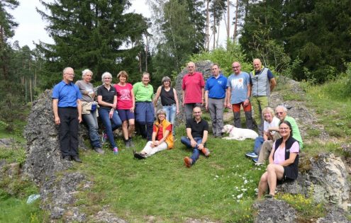 Frisch zertifiziert und motiviert: die Absolventen der jüngsten Wanderführerausbildung des Schwäbischen Albvereins. (mit Dozenten und Prüfern). Foto: Bernd Haller