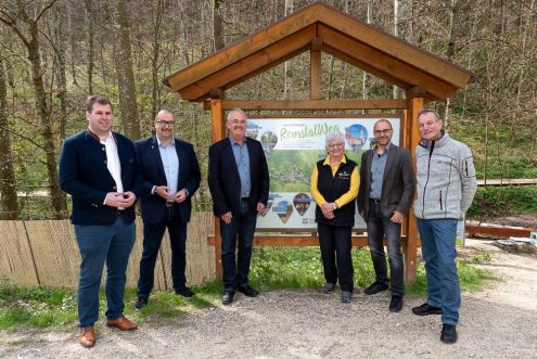 Infotafle zum RemstalWeg in Essingen eingeweiht. Foto: Remstal Tourismus / Peter Schuster