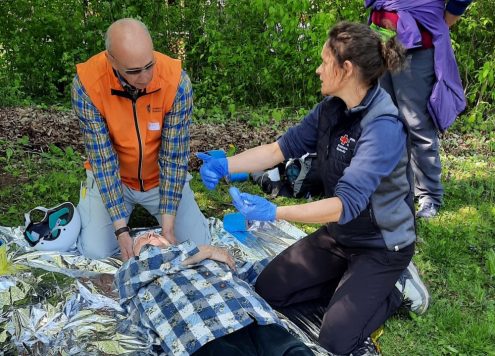 Beim Outdoor-Erste-Hilfe-Kurs lernen die Teilnehmenden Verletzte auch in unwegsamen Gelände zu versorgen. Foto_Wizemann Albverein
