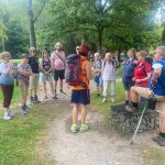 Sammeln zum Wandern mit Wanderführerin Regine Erb. Foto_Heidi Müller