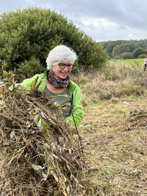 Ursula Möck, Referatsleitung Naturschutz und Landschaftspflege beim Regierungspräsidium Stuttgart, beim Landschaftspflegetag Schopflocher Moor. Foto Ute Dilg