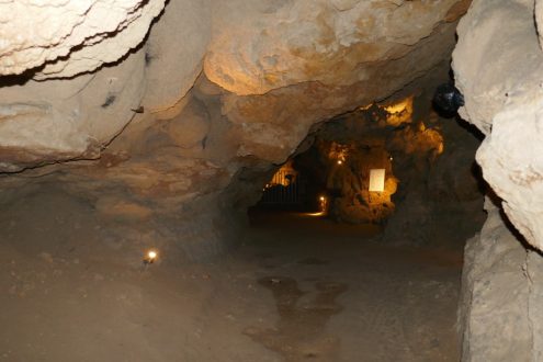 Licht ins Dunkel in der Olgahöhle. Foto: Reinhard Wolf
