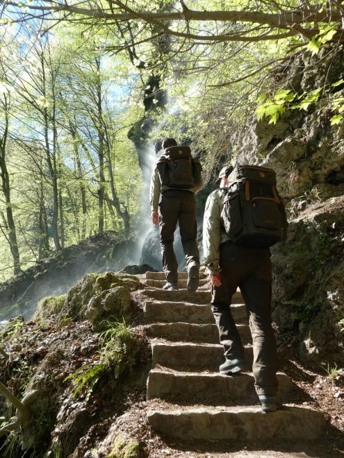 Ranger beim Uracher Wasserfall. Foto: Biosphärengebiet Schwäbische Alb
