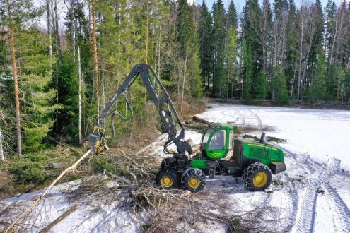 Arbeiten im Wald mit schwerem Gerät stößt bei Erholungssuchenden oft auf Unverständnis. Foto: Pixabay