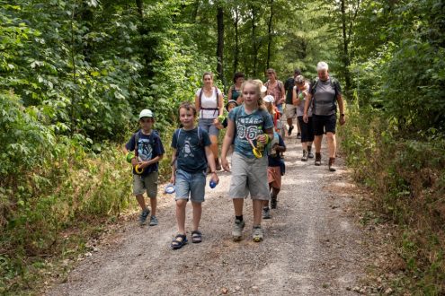 Familiengruppe der OG Backnang unterwegs bei einem Waldabenteuer. Foto: DWV/Blofield