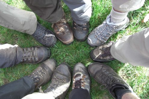 Gutes Schuhwerk gehört zum Wandern dazu - zu jeder Jahreszeit. Foto: Heike Krieg